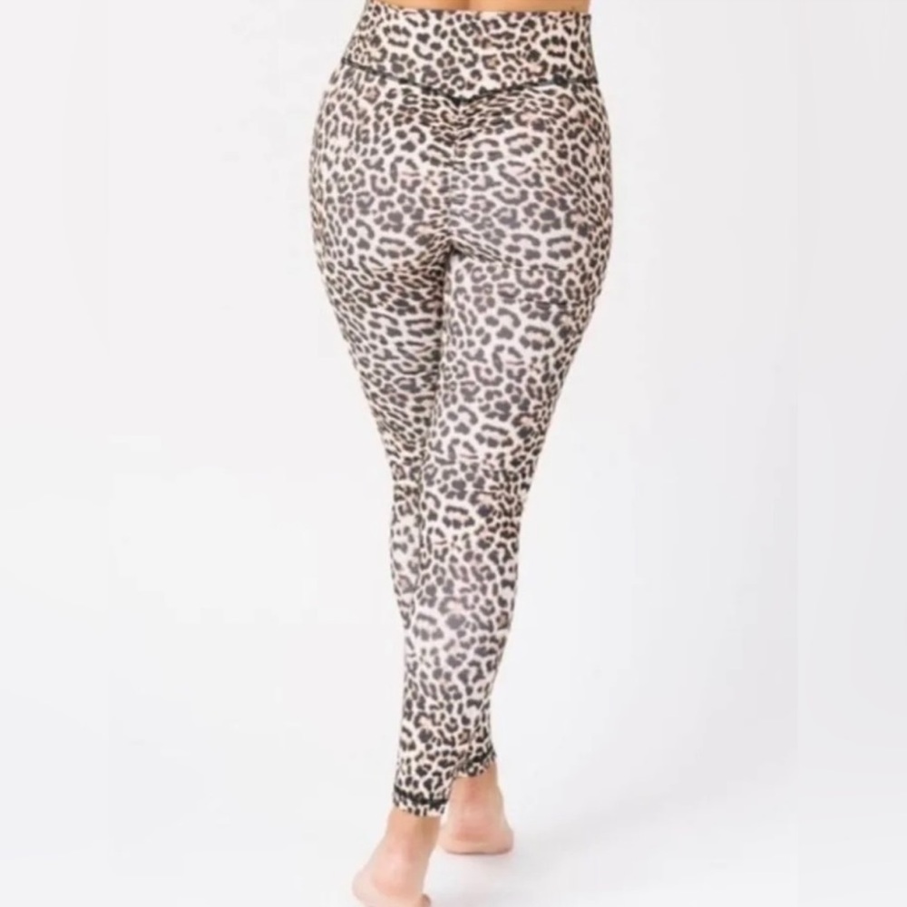 ZYIA Active Leopard Brilliant Scrunchy What Hi-Rise 7/8 Leggings - Picture 6 of 15